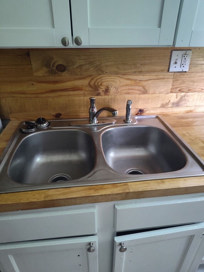 Photo - 2613 Emerald Dr