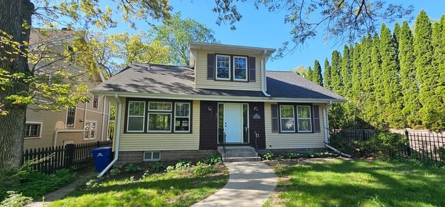 Building Photo - 2342 W Bourne Ave
