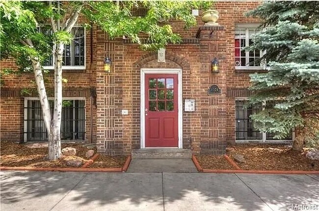 Building Photo - Beautiful 2 Bedroom-2 Bath Condo- Close to... Unit 4