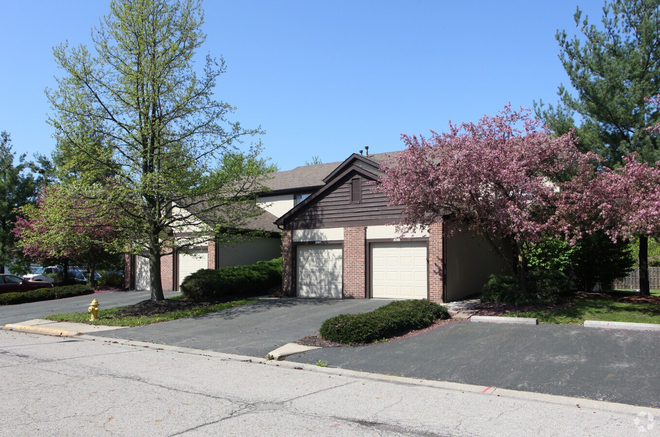 Elmbrook Village Apartaments - Elmbrook Village Apartments