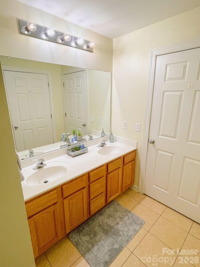 Photo - 718 W Trade St Unidad 210