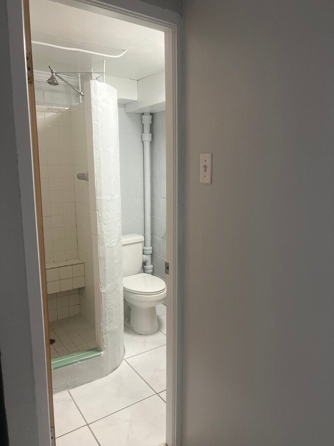 Building Photo - 615 Hillcrest St Unit B