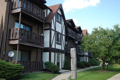 Front of building - 1110 Chalet Dr Apartment Unit 201