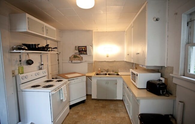 #A-910Cst Kitchen - 910 NE C St