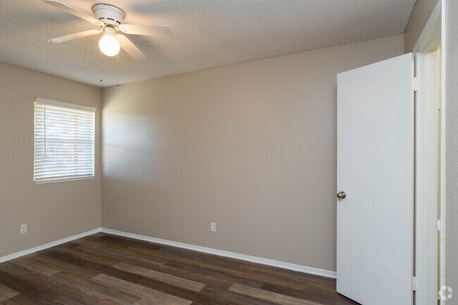 2HAB, 1BA - 700 ft²