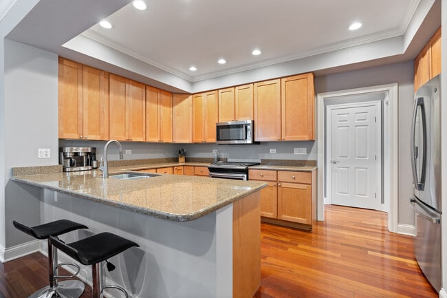 Photo - 1056 W Lawrence Ave