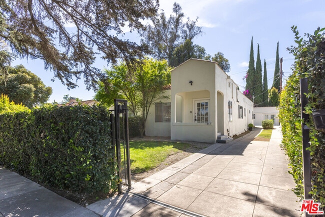 Building Photo - 1553 N Stanley Ave