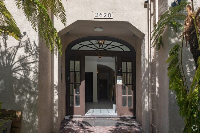 Entrada - 2620 Hillegass Ave.