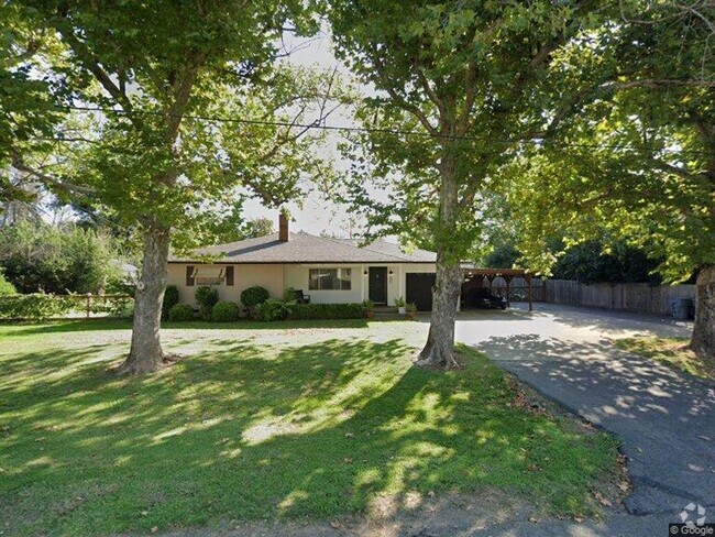 Building Photo - Must See South Redding 3 Bedroom Home on 3...