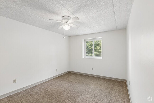 2BR, 1BA - 903SF - Bedroom