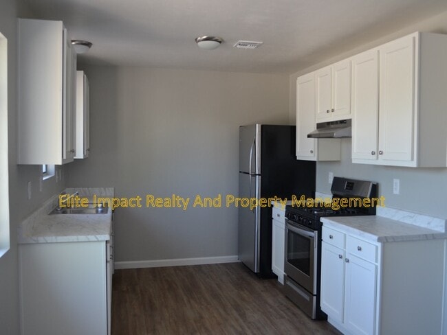 Photo - 420 E Flores St