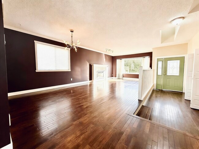 Photo - 9209-9213 213 St