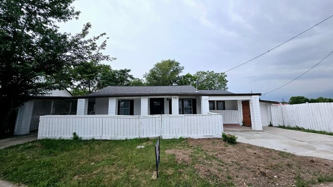 Building Photo - 101 S Lockhart St Unit A