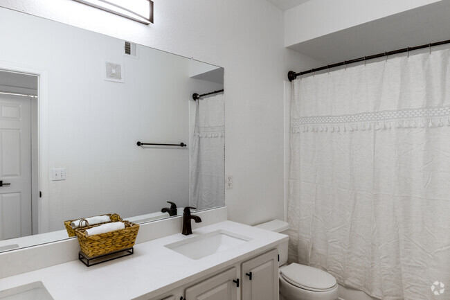 1BR, 1BA - 916SF - Bathroom