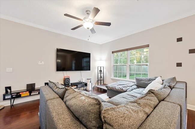 158 Hamlet Ct