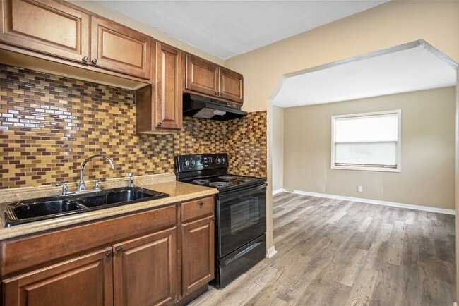 Building Photo - 2 bedroom 1 bath with porch