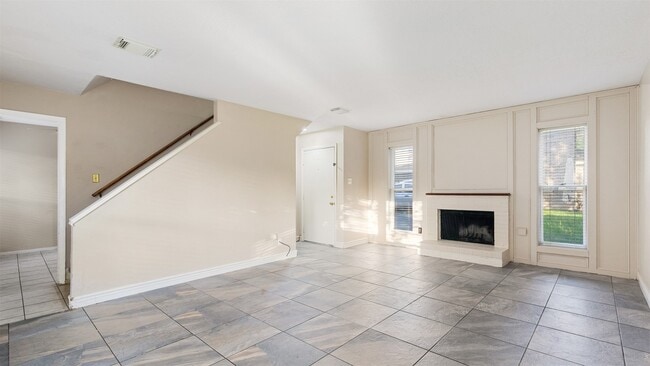 Building Photo - 10810 Sugar Hill Dr