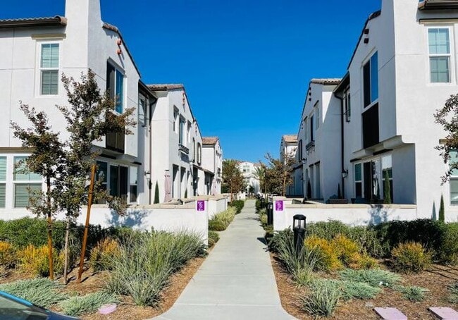 Building Photo - 30316 Town Square Dr Unit 1