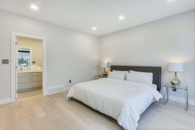 Photo - 13927-13102 102 Ave NW