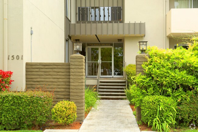 Entrada - 1501 Ralston Ave