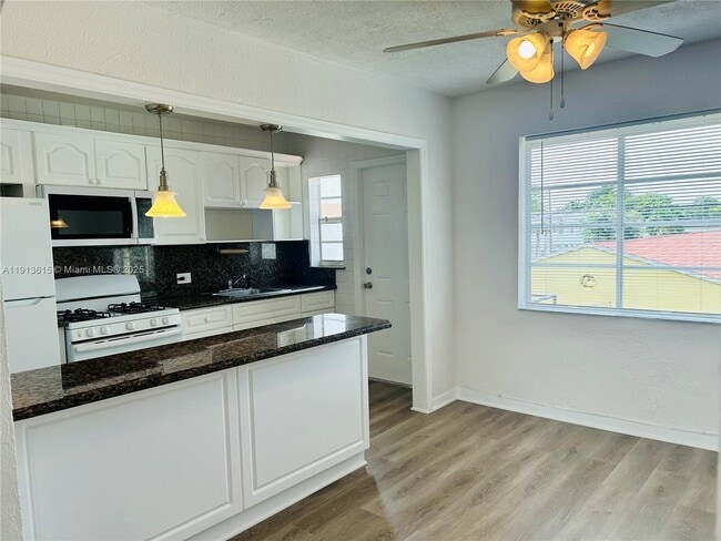 Building Photo - 1330 SW 6th St Unit 15