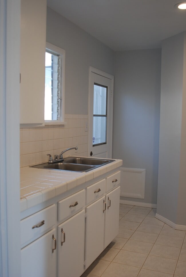 Building Photo - 4466 Tujunga Ave Unit 4464