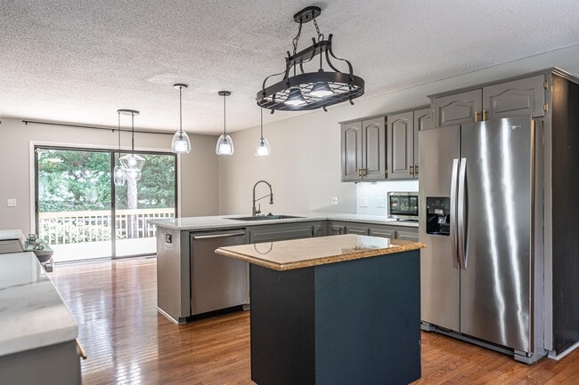 Photo - 4 Harness Pl