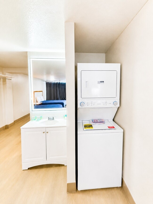 Photo - 44199 US-27 Unit Deluxe Double Studio Apt