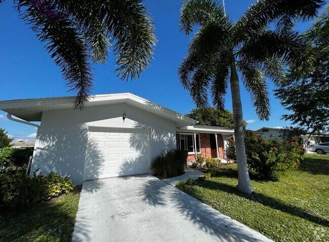 Building Photo - 2 Bedroom 1 Bathroom with fenced yard Rental