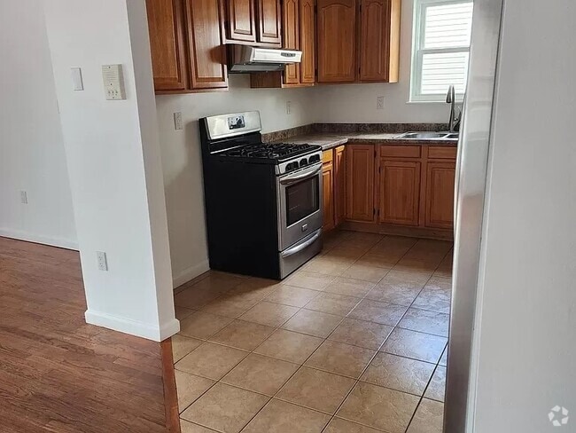 Building Photo - 115 Walnut St. Rental