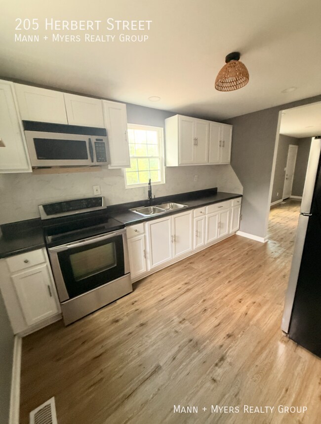 Photo - 205 Herbert St
