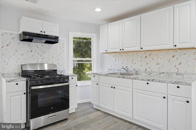 Building Photo - 566 Rutherford Ave