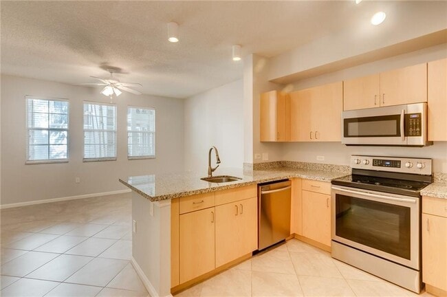 Building Photo - 533 NE 3rd Ave Unit 103 Rental