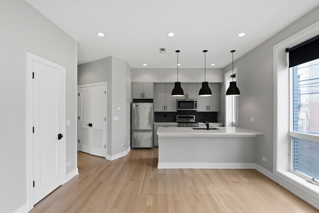 Building Photo - 1050 W Cornelia Ave Unit #  0201