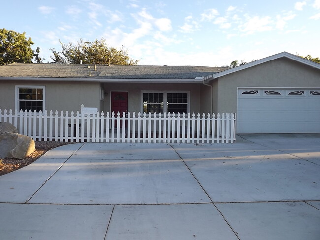 Beautiful 3 bed 2 bath home with a Huge Ba... - Beautiful 3 bed 2 bath home with a Huge Ba...