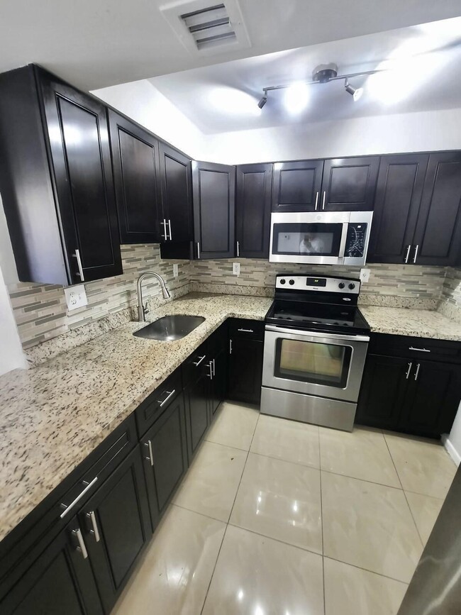 Building Photo - 706 Executive Center Dr Unit 28