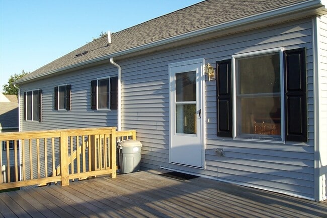 Photo - 7 J St