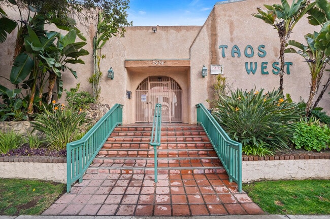 Photo - 7924 Woodman Ave Unit 3