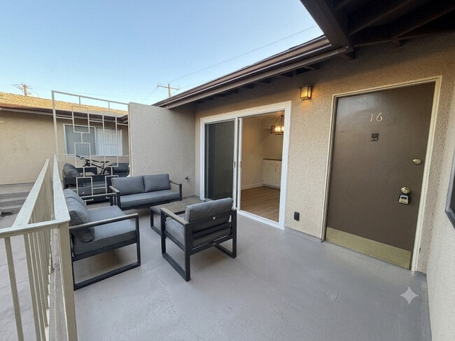 Spacious Private Patio - The Huntington Sunset