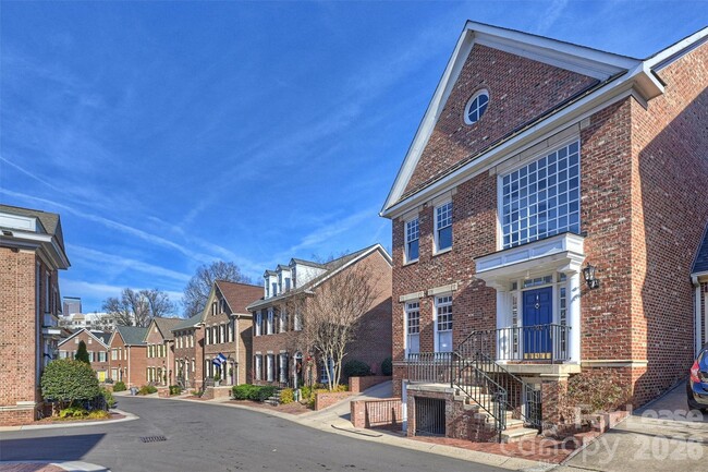 Photo - 1124 Dilworth Crescent Row