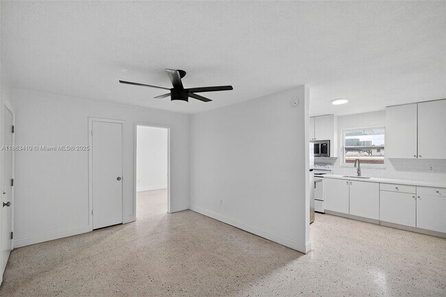 Photo - 458 SW 9th St Unidad 7