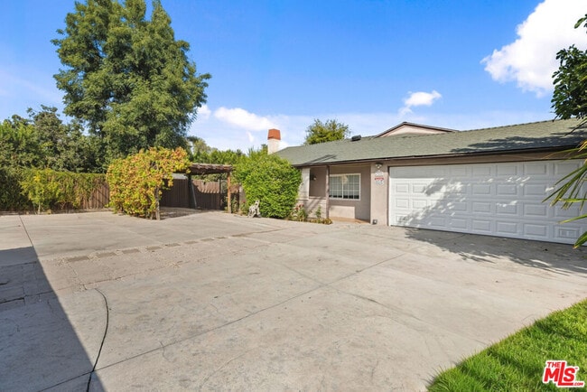 Photo - 6308 Lindley Ave