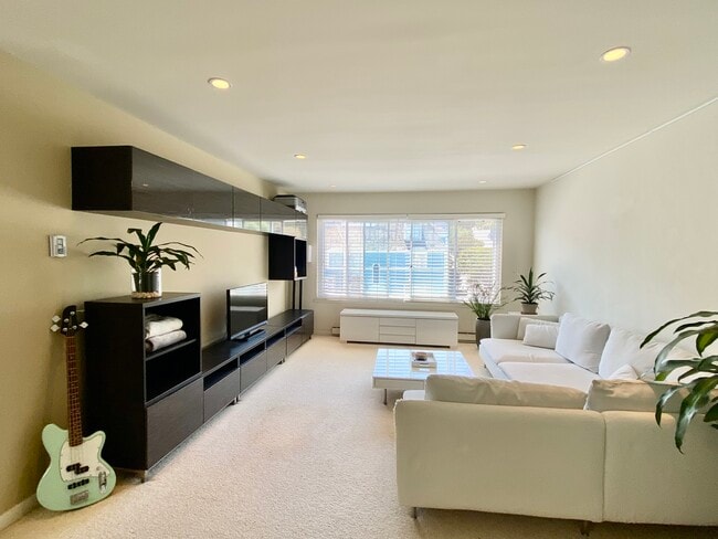 Large living Room - 1998 Pacific Ave Unidad 302 Rental