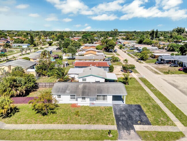 Photo - 513 NW 2nd Way