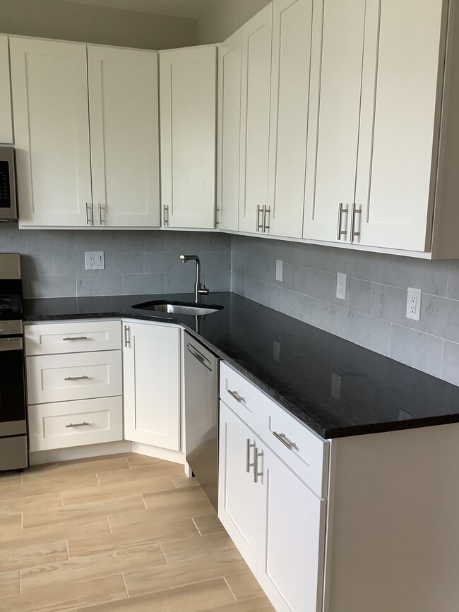 Building Photo - 2111 W Seybert St Unit B