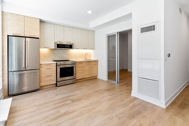 Photo - 200 Redpath Ave