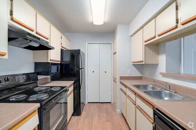 1BR, 1BA - 660SF - Kitchen