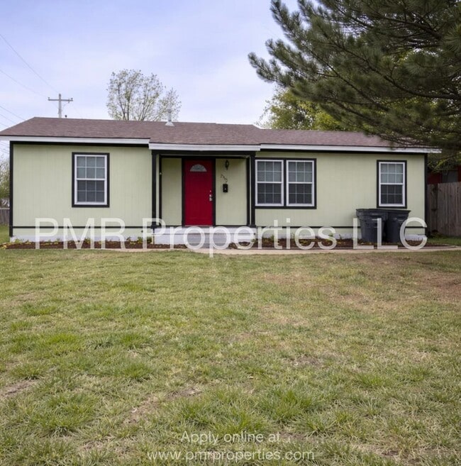 Building Photo - 4 Bedrooms / 1 Bathrooms House