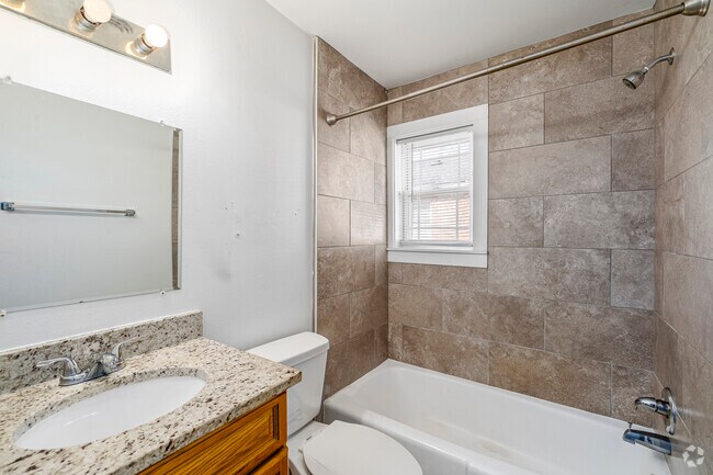 2BR, 1BA - 725SF - Bathroom