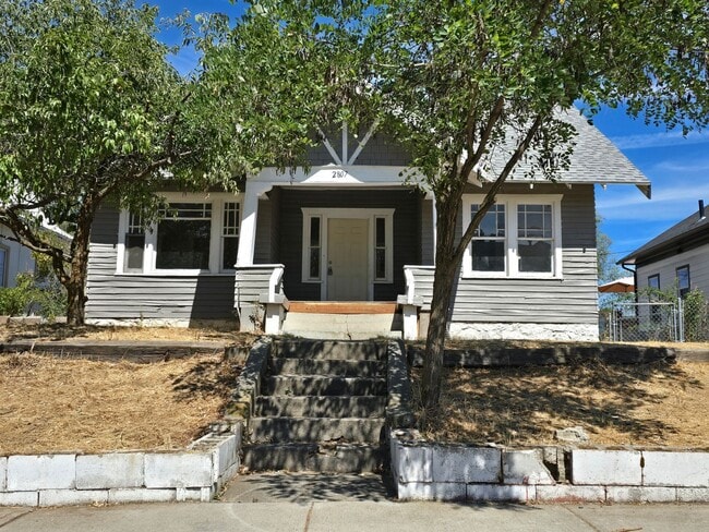 Building Photo - Centrally located 4 bedroom home